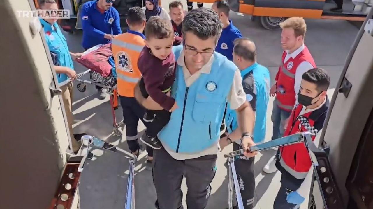 Bakan Koca karşıladı: Türkiye Gazze’den ilk kez yaralı getirildi