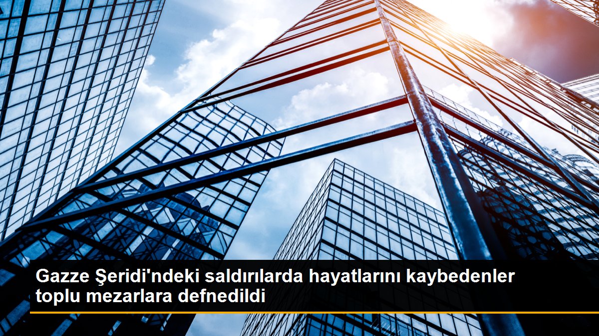 Gazze Şeridi’ndeki saldırılarda hayatlarını kaybedenler toplu mezarlara defnedildi