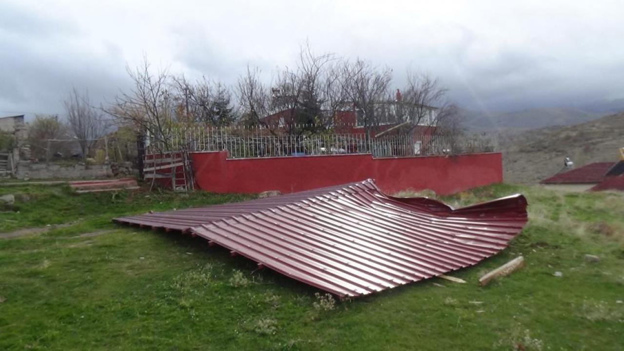 Kayseri’de 6 tonluk çatı şiddetli rüzgara dayanamadı