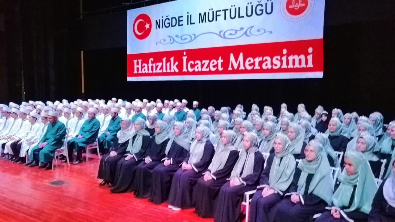Niğde’de anlamlı merasim: 151 hafız icazetle taç giydi