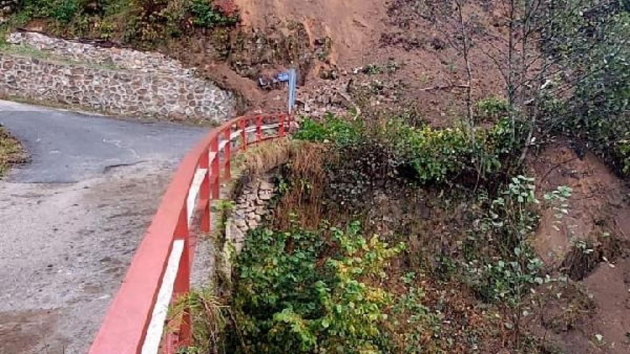 Rize’de heyelan; 2 katlı evde hasar oluştu