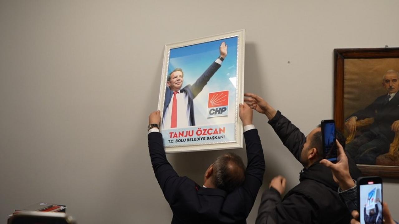 Tanju Özcan’ın çöpe atılan fotoğrafı tekrar asıldı