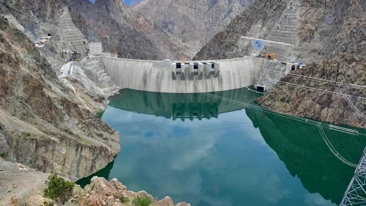Türkiye’nin en büyük barajı elektrik üretimine başladı