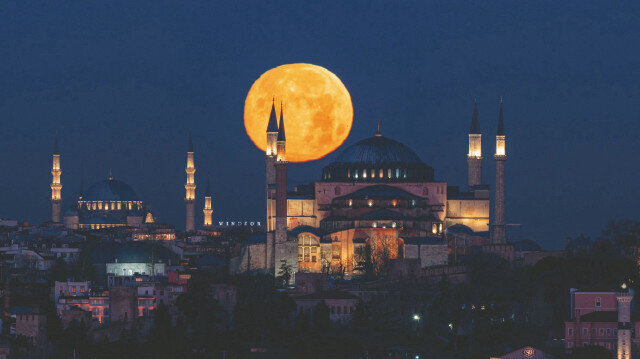 Ayasofya da güzel dolunay da…